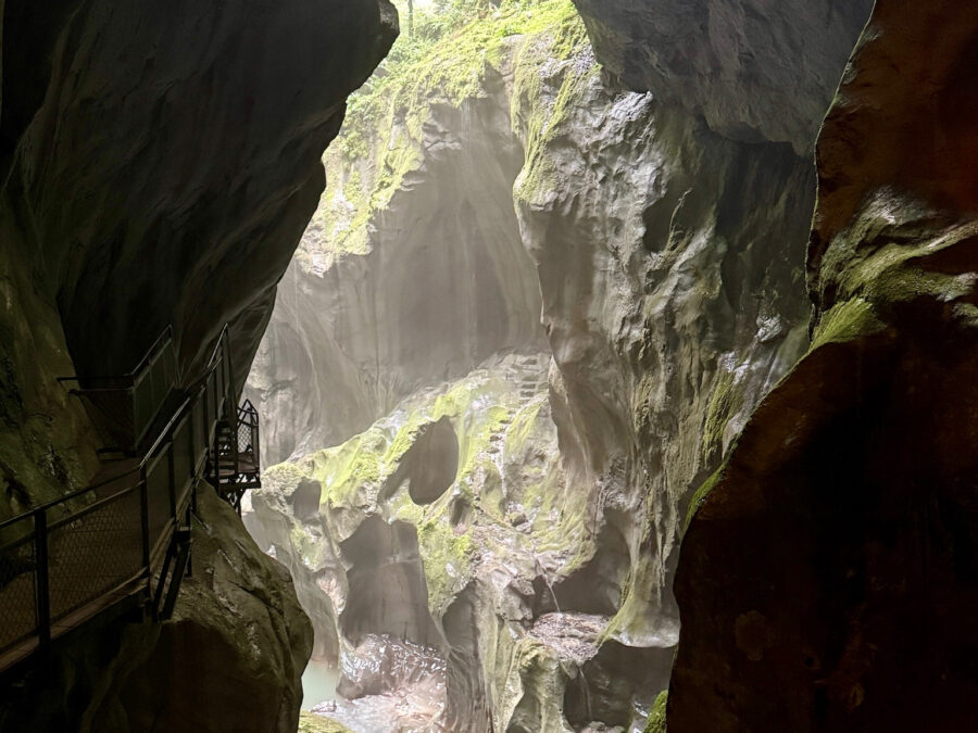 Les Gorges du Pont du Diable Inside